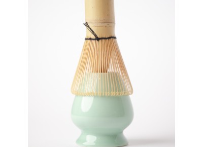 KUSENAOSHI  Stojak porcelanowy na miotełkę do Matcha - seledynowy Zdjęcie 2 z 2